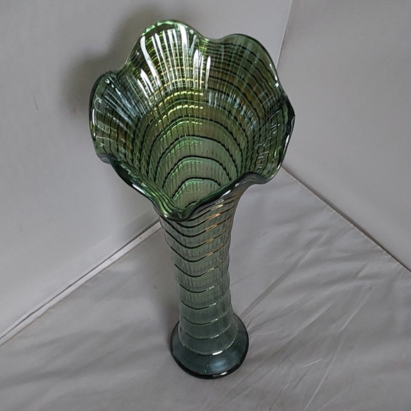 IMPERIAL GREEN/ LIME GREEN ANTIQUE RIPPLE CARNIVAL FUNERAL SIZE GLASS VASE - Picture 1 of 9